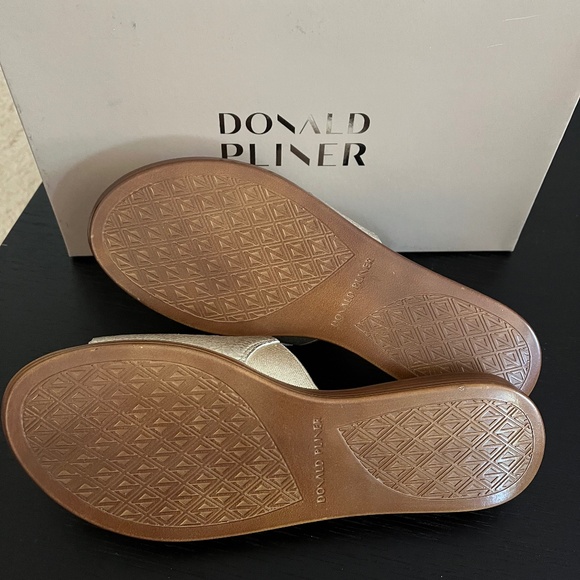 New Donald Pliner Gal Slide - Picture 8 of 9